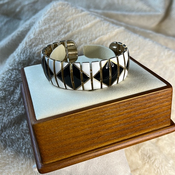 Enamel vintage cuff bracelet black and white enamel with brushed golden edges - Picture 2 of 8